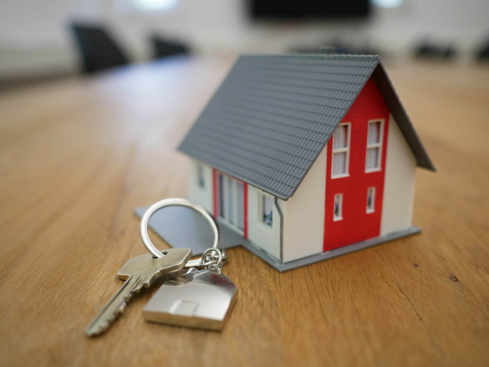 Llaves y casa miniatura, entrega tras vaciado de vivienda heredada